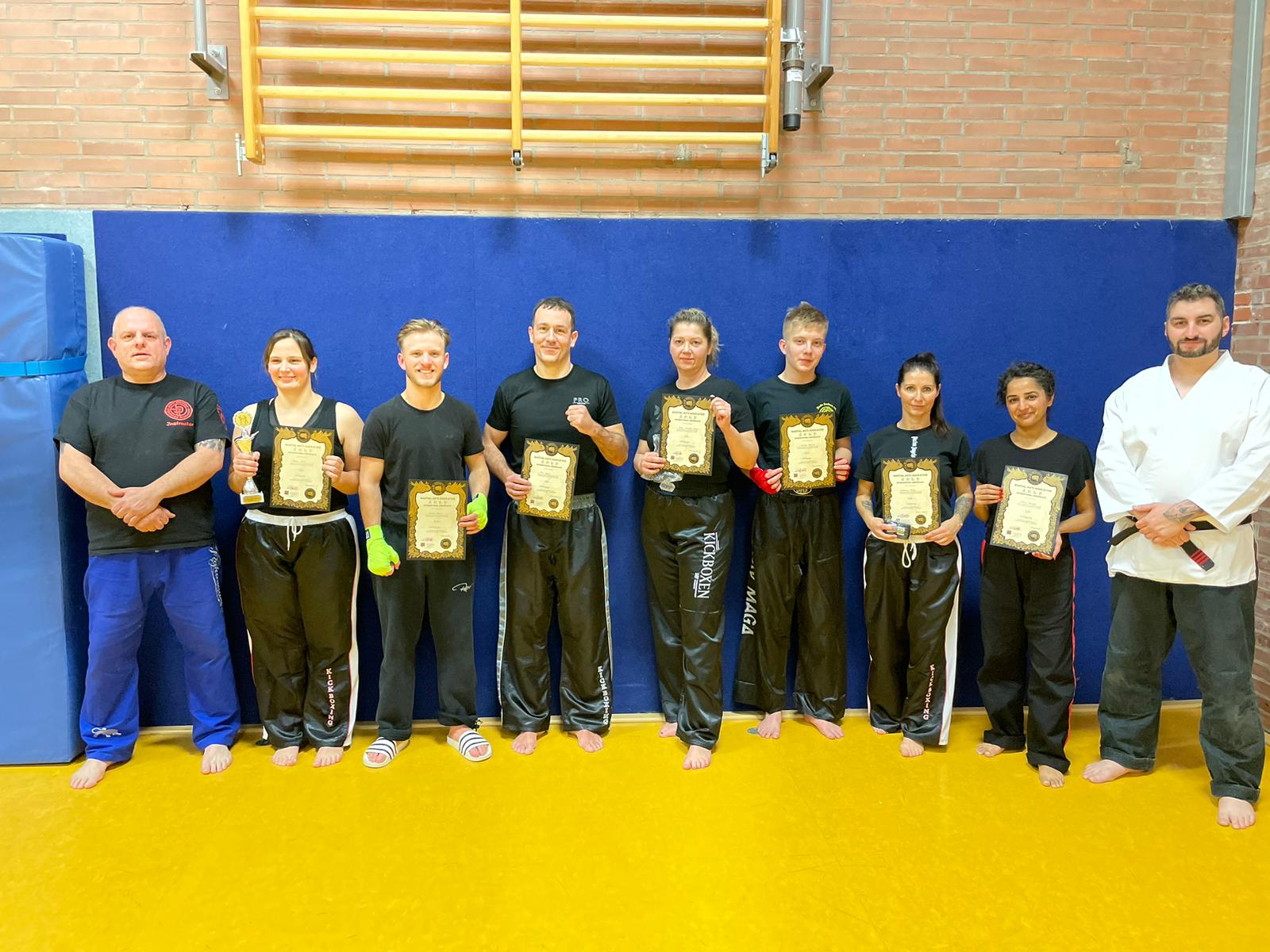 Acht Kickboxer bestehen Gürtelprüfung in Bornheim